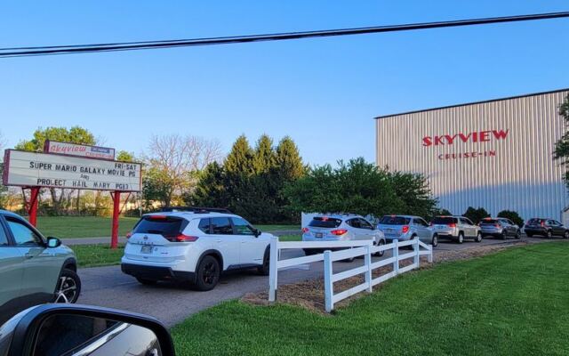 7 Ohio Drive-In Theaters Still Lighting Up Giant Screens Under The Summer Night Sky