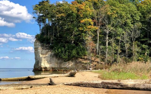 This Virginia State Park Tucks Sandy Beaches Beneath Potomac River Cliffs Where You Can Hunt Fossil Shark Teeth