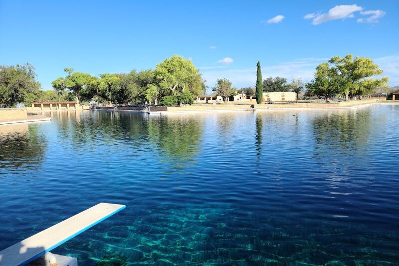 Balmorhea’s Crystal-Clear Desert Spring Pool Lets You Swim With Fish in the Middle of West Texas