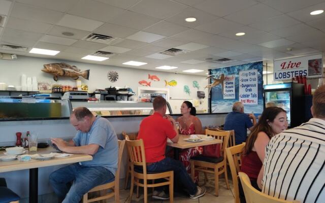 This New Jersey Seafood Market Is Worth Pulling Over For Fried Scallops, Fish and Chips, and Lobster Bisque