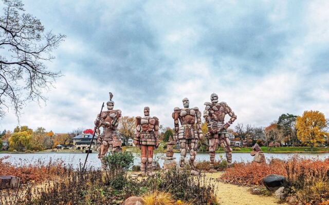 These Giant Stacked-Boulder Sentinels Rise Beside An Illinois River As A Wonder Most People Miss