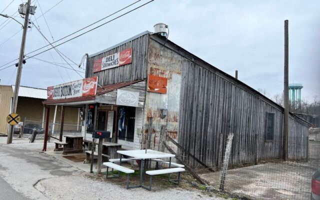 This Tiny Tennessee Railroad Store Draws Folks From Miles Away for Thick-Cut Fried Bologna
