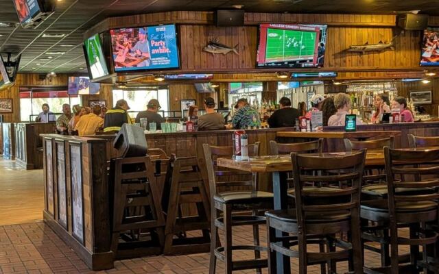 This Florida Sports Bar Has More Than 60 TVs And 35 Beers On Tap