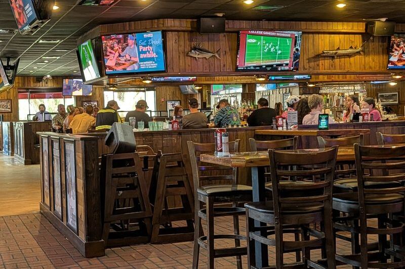 This Florida Sports Bar Has More Than 60 TVs And 35 Beers On Tap