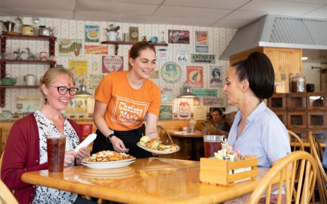 This Homey New Mexico Family Restaurant Wins Regulars Over With Green Chile Pot Pie, Sweet Cornbread, and Genuinely Friendly Service