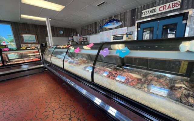 This North Carolina Seafood Market Is So Fresh the Cars Line Up Around the Block at Dinnertime