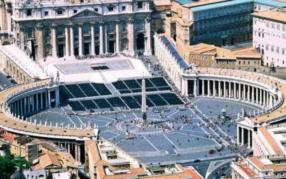 17 European Landmarks That Draw Travelers From Around the World