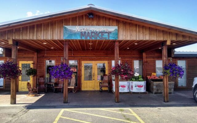 This Oregon Mennonite Market Draws Crowds for Homemade Sandwiches Piled With Carved Turkey and a Secret Spread