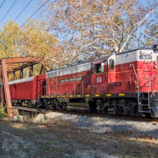 This Ohio Train Ride Feels So Storybook You’ll Swear You Wandered Into A Hallmark Movie