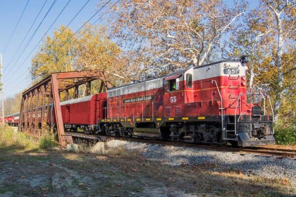 This Ohio Train Ride Feels So Storybook You’ll Swear You Wandered Into A Hallmark Movie