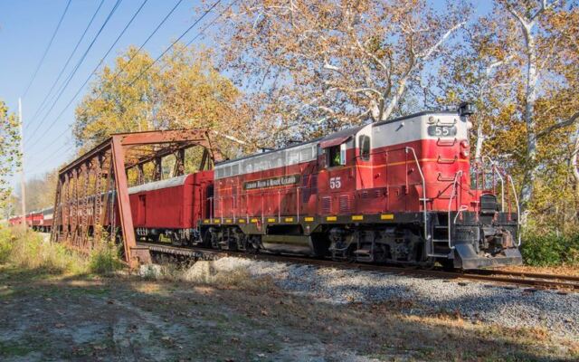 This Ohio Train Ride Feels So Storybook You’ll Swear You Wandered Into A Hallmark Movie