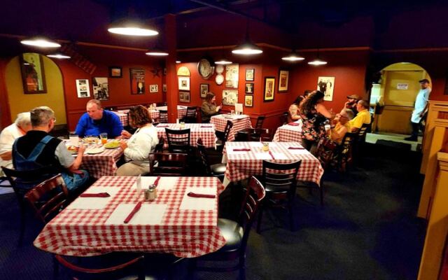 This Old-School Oregon Italian Spot Still Has Checkered Tablecloths And An Accordion Player That Locals Adore