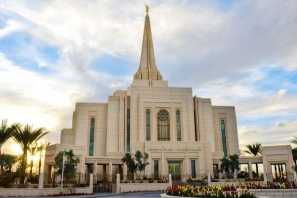 This Gilbert Arizona Temple Rises Over Desert Gardens With Pale Stone and a Gleaming Spire