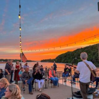 This Illinois River Dinner Cruise Turns The Skyline Into A Bucket-List Evening