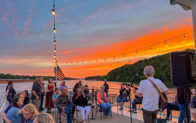 This Illinois River Dinner Cruise Turns The Skyline Into A Bucket-List Evening