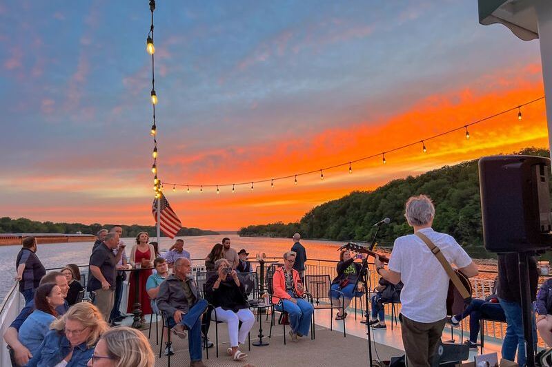 This Illinois River Dinner Cruise Turns The Skyline Into A Bucket-List Evening