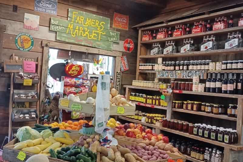 This Mississippi Roadside Stop Feels Like A Tiny Old-Fashioned Village