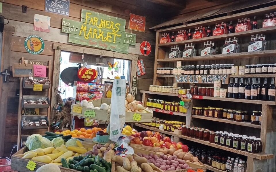 This Mississippi Roadside Stop Feels Like A Tiny Old-Fashioned Village
