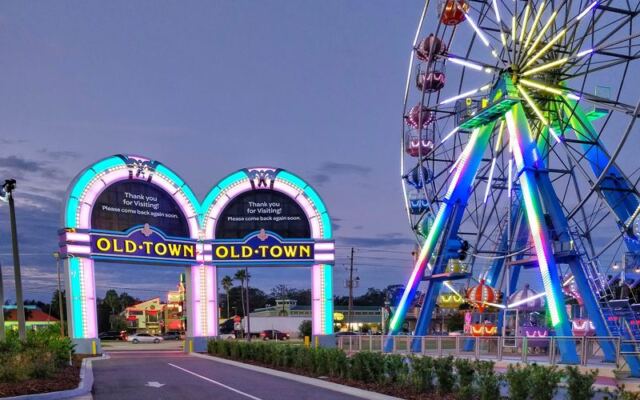 While Florida Theme Parks Charge a Fortune, This Nostalgic Amusement Park Still Lets You Walk Through the Gate for Free