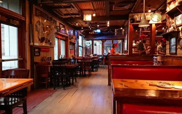 This Lively Illinois Seafood Spot Turns Forrest Gump Into a Shrimp-Filled Experience