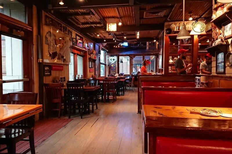 This Lively Illinois Seafood Spot Turns Forrest Gump Into a Shrimp-Filled Experience
