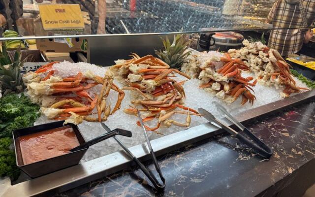 This San Antonio Seafood Buffet In Texas Serves Endless Crab Legs Alongside A Made-To-Order Ramen Bar