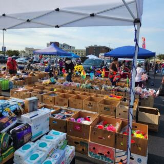 This Massive Illinois Flea Market Packs Over 700 Vendors And Food Stalls Under The Open Sky