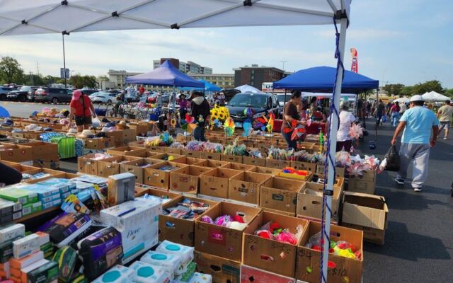 This Massive Illinois Flea Market Packs Over 700 Vendors And Food Stalls Under The Open Sky
