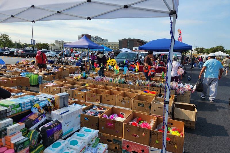 This Massive Illinois Flea Market Packs Over 700 Vendors And Food Stalls Under The Open Sky