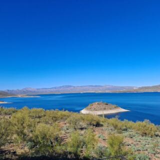 This Huge Arizona Reservoir Was Built Behind a Dam, yet Locals Swim, Boat, and Beach It Like a Wild Desert Oasis