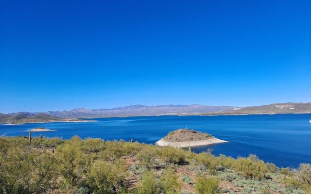 This Huge Arizona Reservoir Was Built Behind a Dam, yet Locals Swim, Boat, and Beach It Like a Wild Desert Oasis