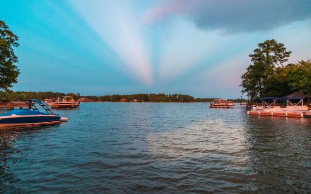 This Massive South Carolina Reservoir Was Engineered by Man, but Locals Treat It Like a Natural Water Paradise