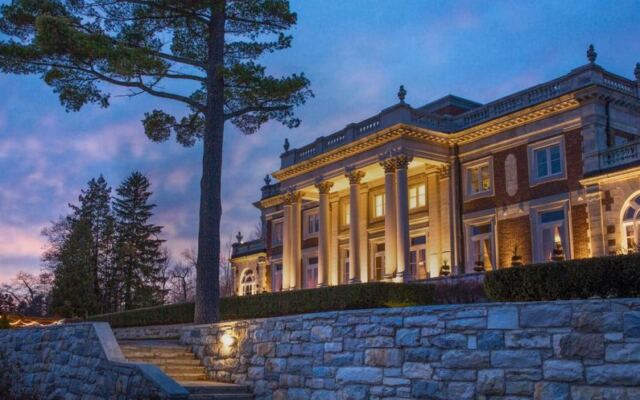 This Massachusetts Resort Turned an 1897 Berkshires Estate Into a Hot-Tub, Pool, and Spa Wonderland