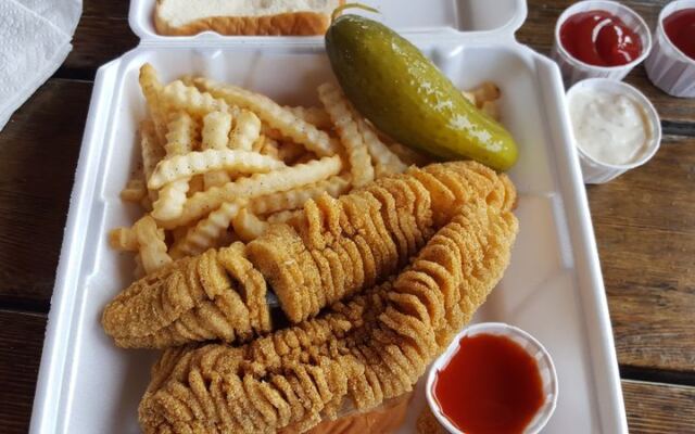 Hot Fried Buffalo Fish Keeps Pulling Travelers Off The River Road To This No-Frills Illinois Stop