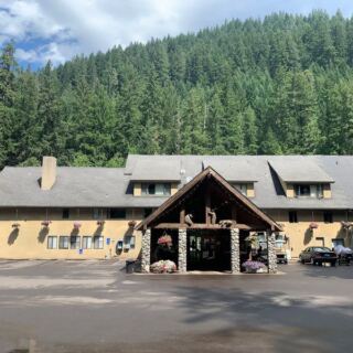 This Crystal-Clear Oregon Hot Spring Steams Right Off the Road While Most Drivers Speed Past