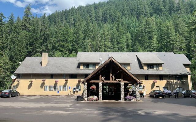 This Crystal-Clear Oregon Hot Spring Steams Right Off the Road While Most Drivers Speed Past