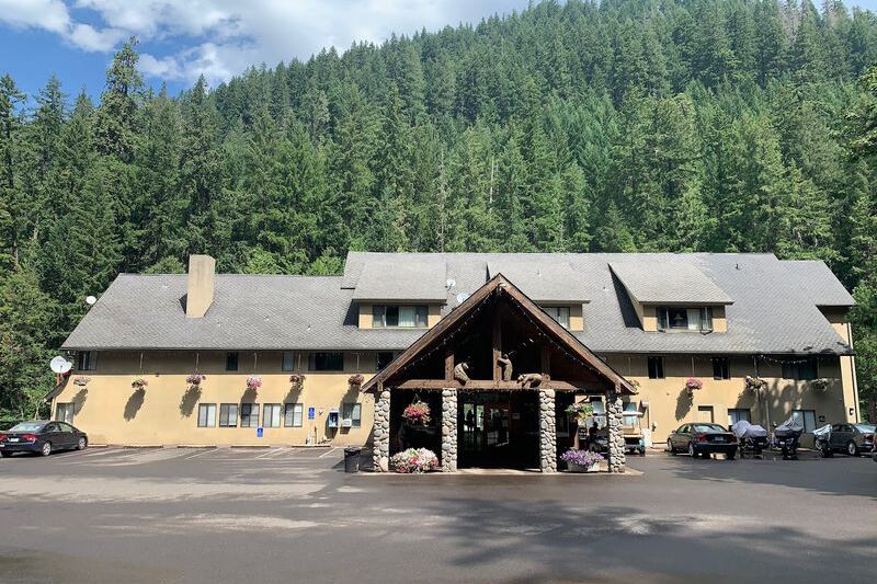 This Crystal-Clear Oregon Hot Spring Steams Right Off the Road While Most Drivers Speed Past