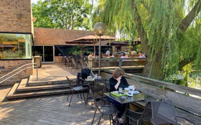 10 Illinois Cafés Where You Sip Coffee In The Fresh Air