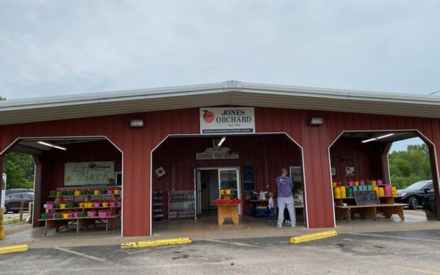 These 11 Tennessee U-Pick Farms Let Families Fill Their Baskets With Fruit They Pick Themselves