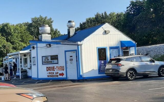 This Tennessee Burger Shack Serves Crispy Smash Burgers and Frozen Custard Worth the Detour