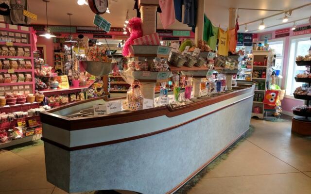 This Oregon Coast Candy Shop Pulls Salt Water Taffy by Hand While You Watch the Waves