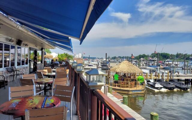 This New Jersey Riverfront Marina Bar Pairs Live Bands, Sushi, and Sunset Drinks by the Water
