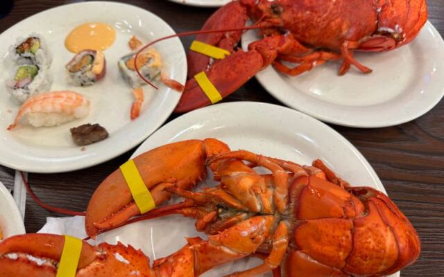 This New Jersey Seafood Buffet Keeps Crab Legs, Lobster, and Sushi Coming Near Atlantic City