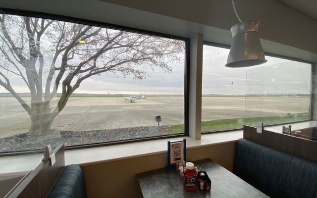 At This Indiana Airport Diner You Can Watch Planes Take Off Through Windows That Stretch The Whole Room