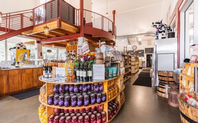This Oregon Creamery Scoops Fresh Cheese Curds So Squeaky Locals Line Up Right at the Barn Door