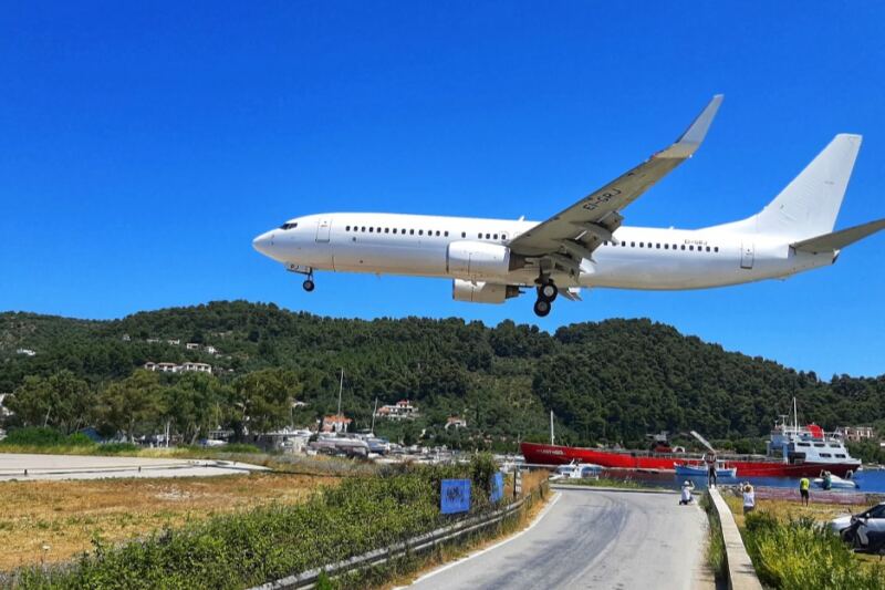 11 Airports Where Passenger Jets Make Remarkably Close Approaches