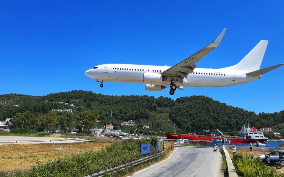 11 Airports Where Passenger Jets Make Remarkably Close Approaches