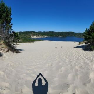 This Oregon Lake Beach Feels Almost Caribbean, With Soft Sand and Dunes Rising Behind It