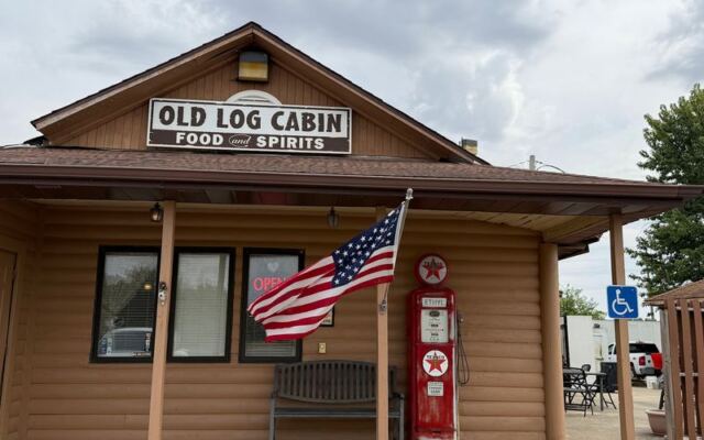 This Rural Illinois Log Restaurant Near Pontiac Has Fed Road-Trippers Since 1926