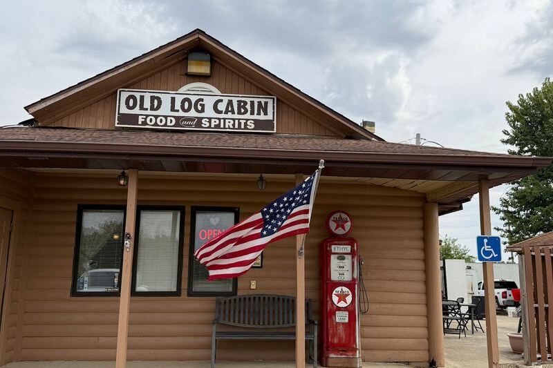 This Rural Illinois Log Restaurant Near Pontiac Has Fed Road-Trippers Since 1926
